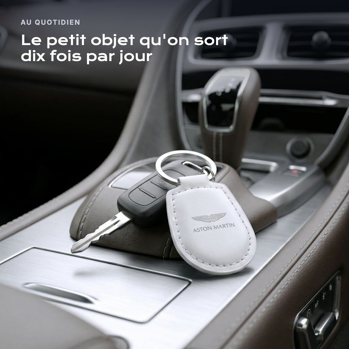 Porte-clés Aston Martin gravé, accroché à une clé