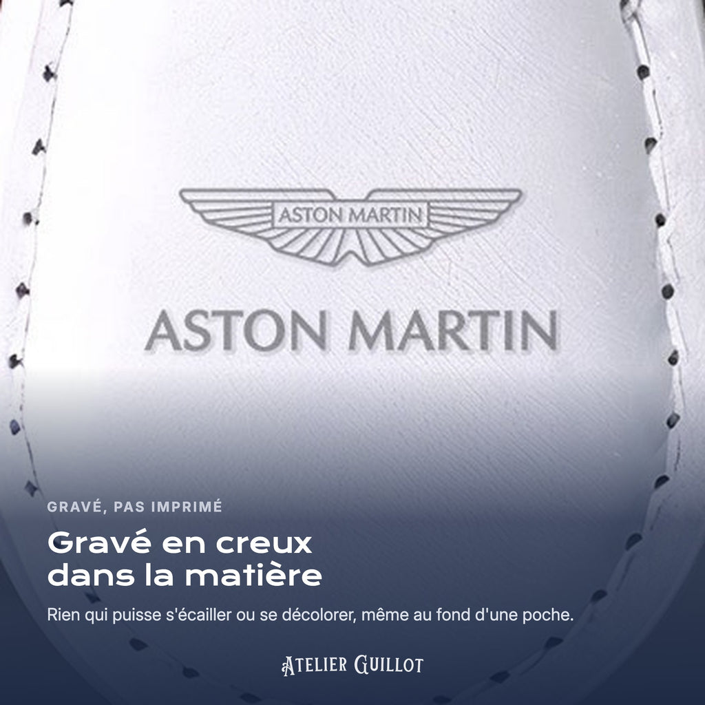 Logo Aston Martin gravé au laser dans le simili cuir