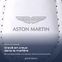 Logo Aston Martin gravé au laser dans le simili cuir