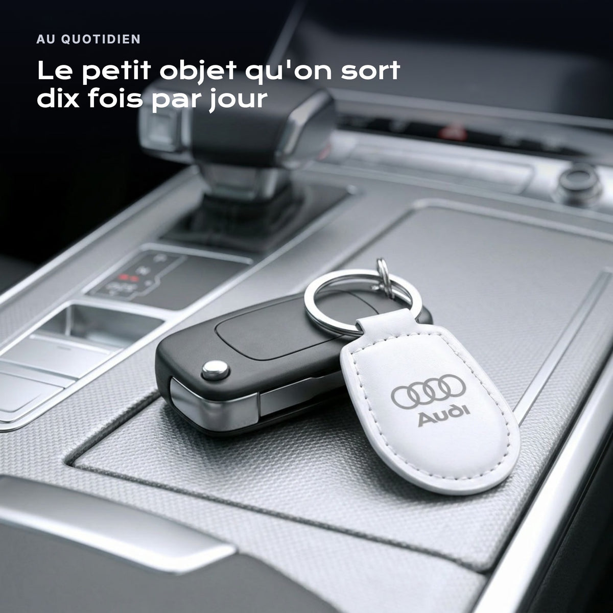 Porte-clés Audi gravé, accroché à une clé