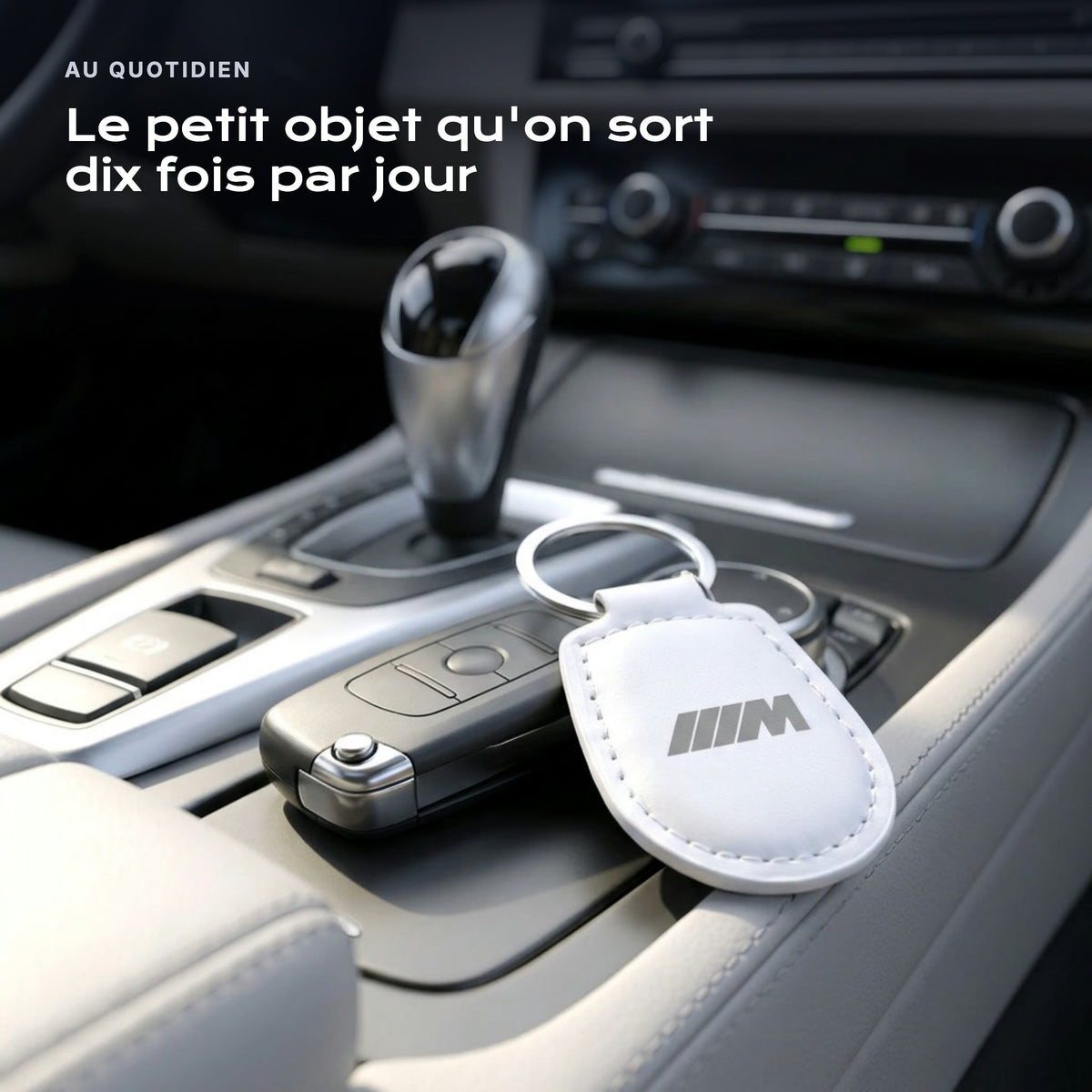 Porte-clés BMW M gravé, accroché à une clé