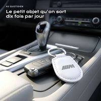 Porte-clés BMW M gravé, accroché à une clé