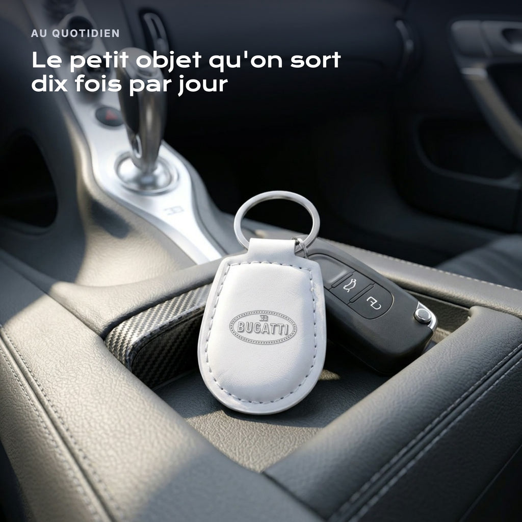 Porte-clés Bugatti gravé, accroché à une clé