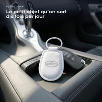 Porte-clés Bugatti gravé, accroché à une clé