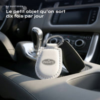 Porte-clés Bugatti gravé, accroché à une clé