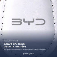 Logo BYD gravé au laser dans le simili cuir