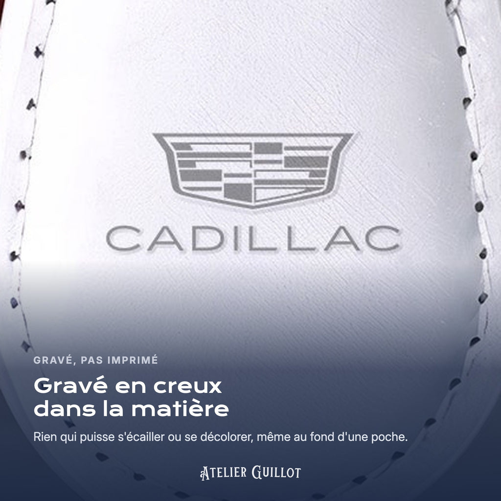 Logo Cadillac gravé au laser dans le simili cuir
