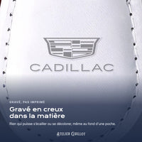 Logo Cadillac gravé au laser dans le simili cuir
