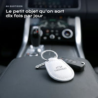 Porte-clés Chevrolet gravé, accroché à une clé