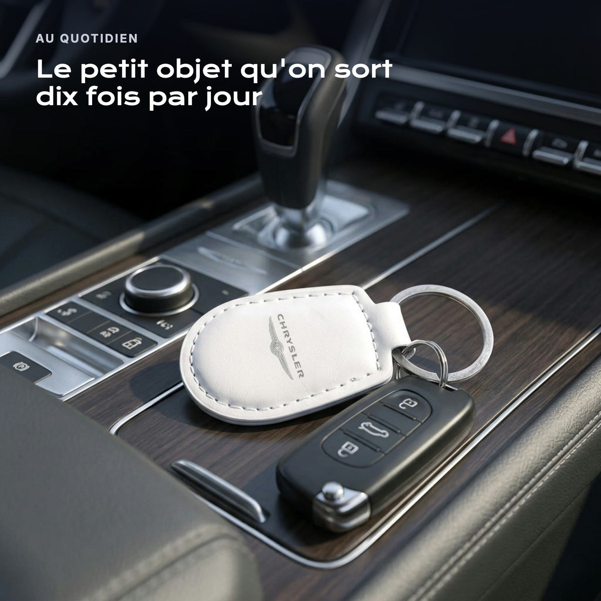 Porte-clés Chrysler gravé, accroché à une clé