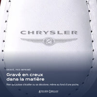 Logo Chrysler gravé au laser dans le simili cuir