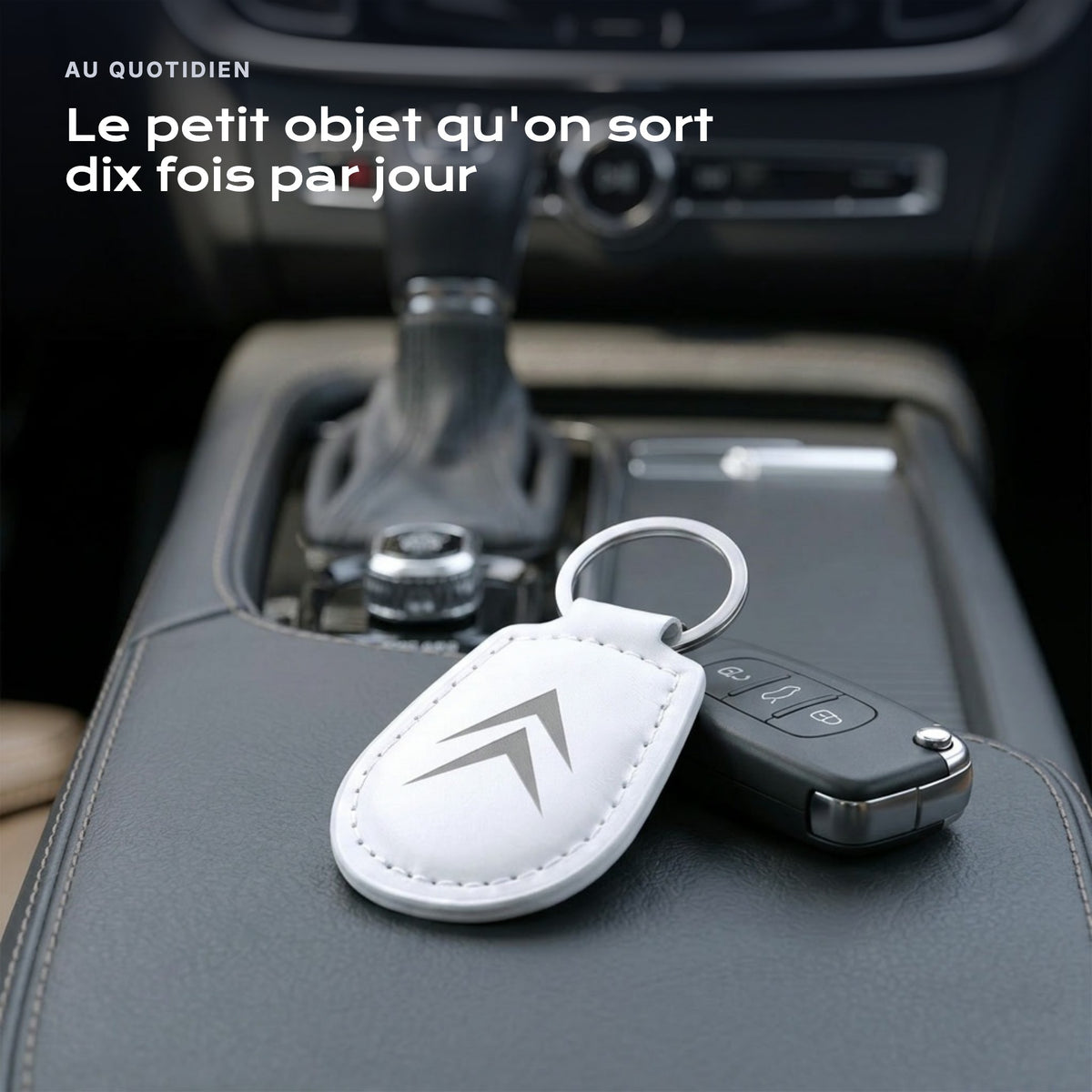 Porte-clés Citroën gravé, accroché à une clé
