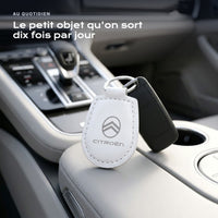 Porte-clés Citroën gravé, accroché à une clé