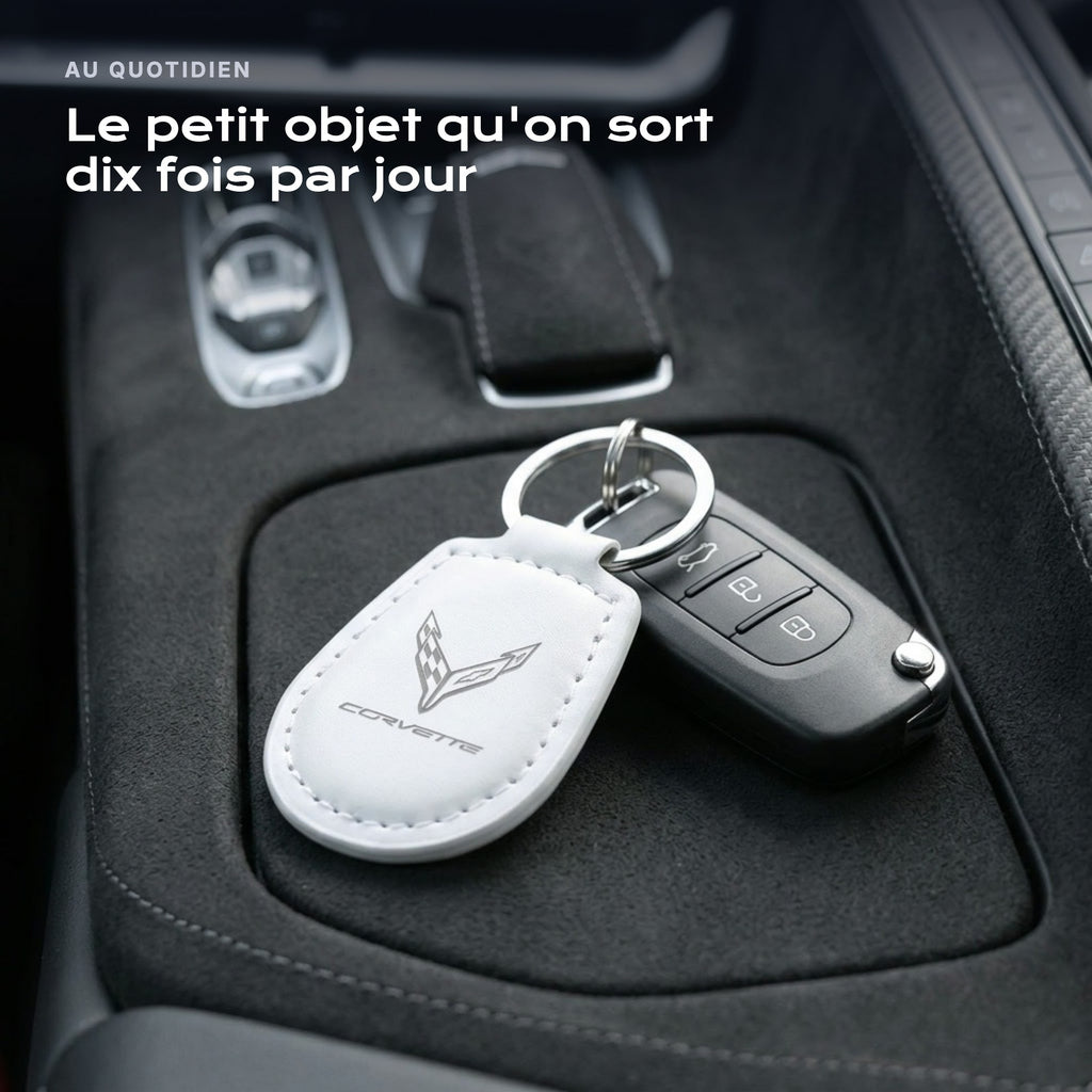 Porte-clés Corvette gravé, accroché à une clé
