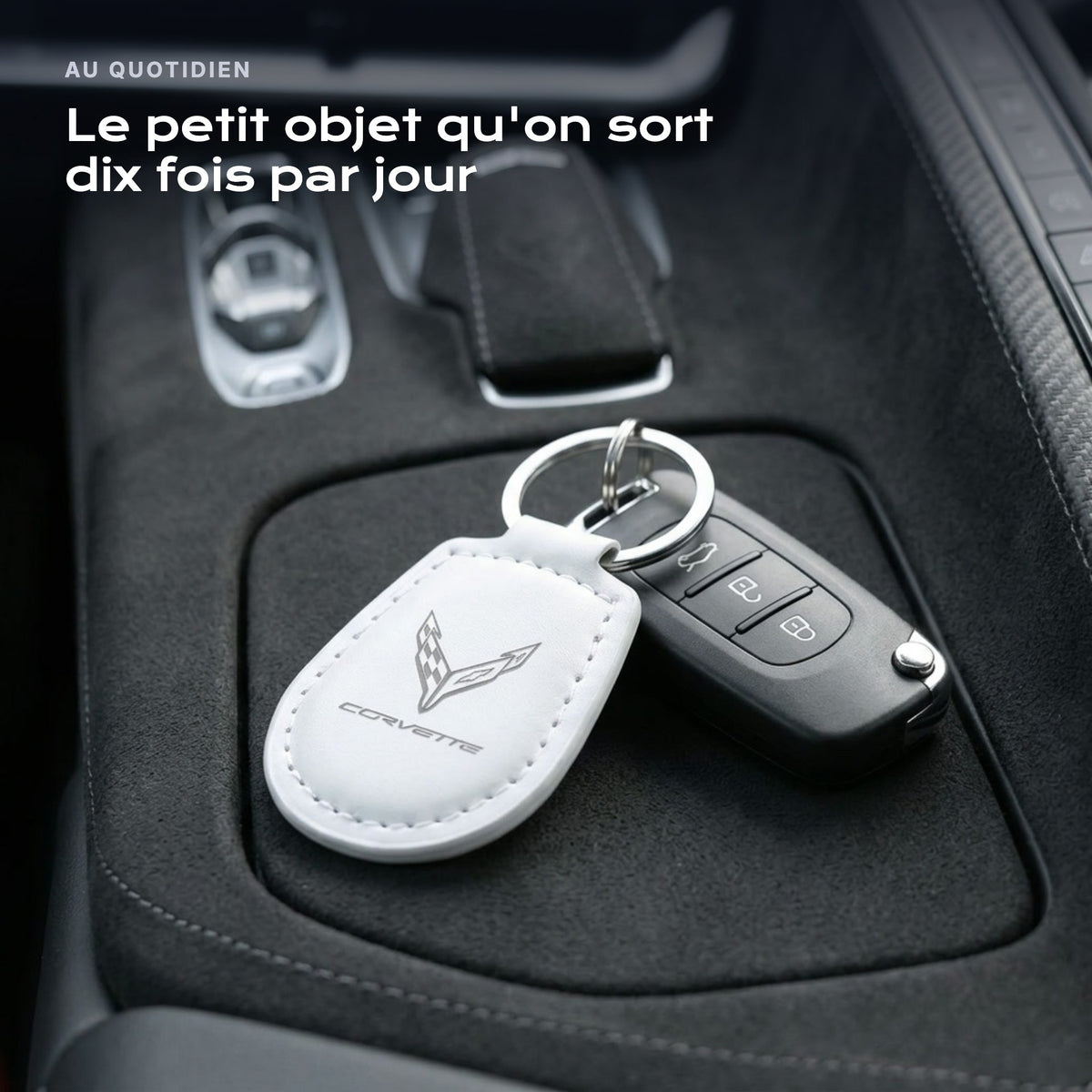 Porte-clés Corvette gravé, accroché à une clé