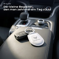 Gravierter Schlüsselanhänger Cupra an einem Schlüssel