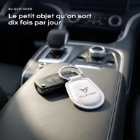 Porte-clés Cupra gravé, accroché à une clé