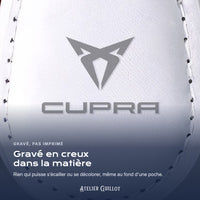 Logo Cupra gravé au laser dans le simili cuir