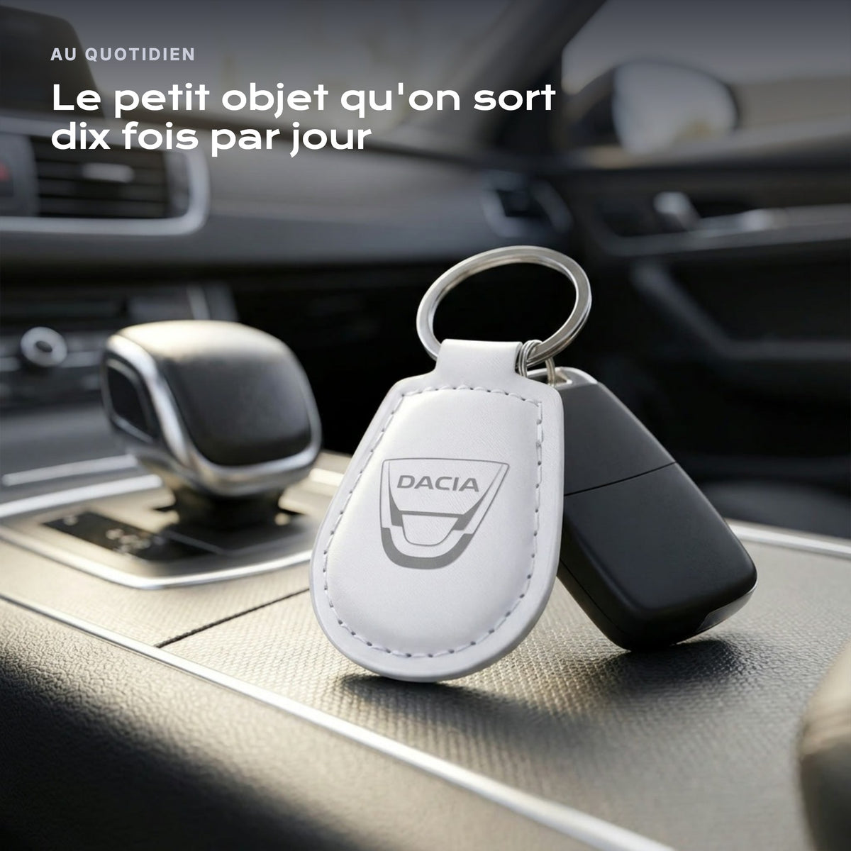 Porte-clés Dacia gravé, accroché à une clé