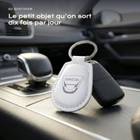 Porte-clés Dacia gravé, accroché à une clé