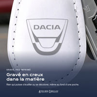 Logo Dacia gravé au laser dans le simili cuir