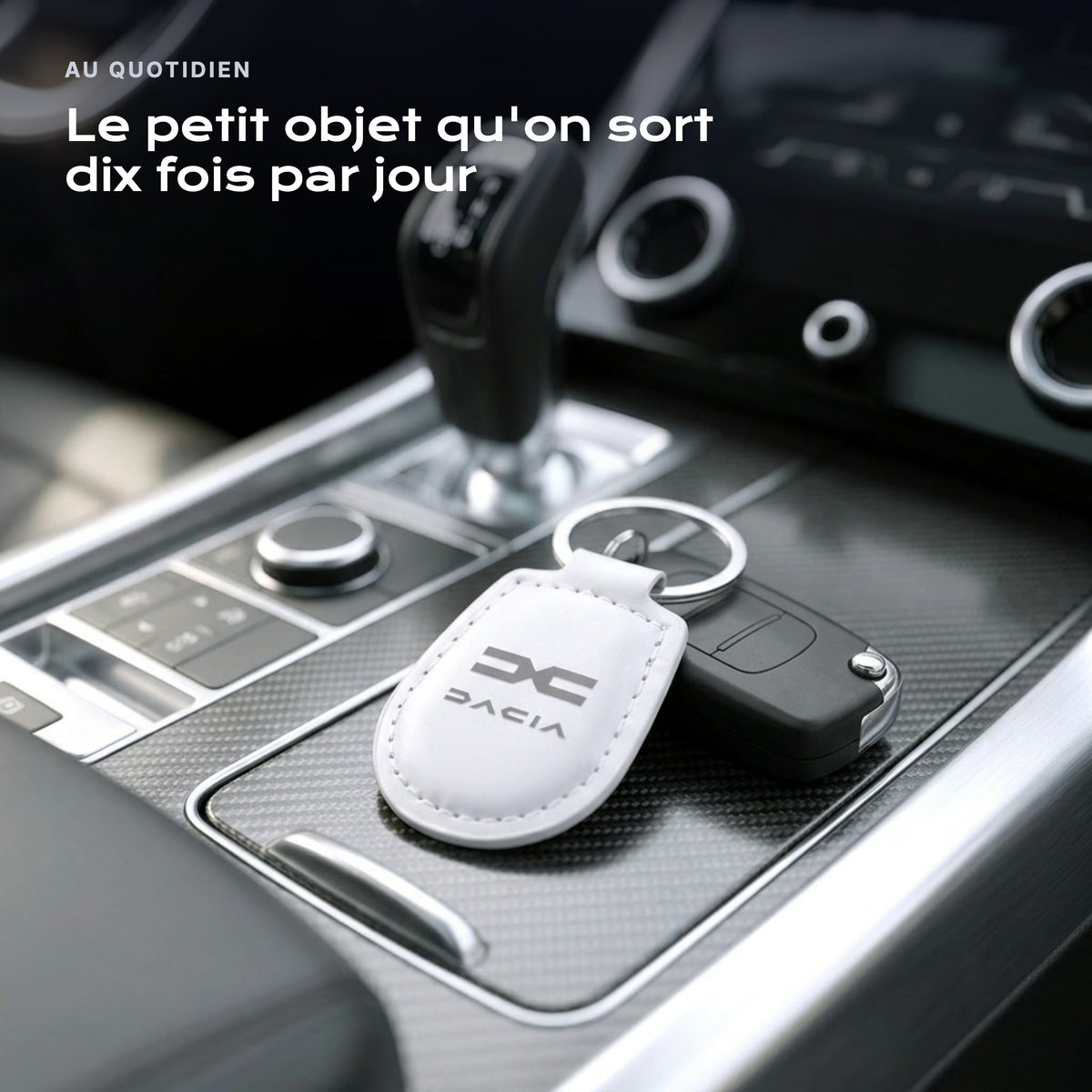 Porte-clés Dacia gravé, accroché à une clé