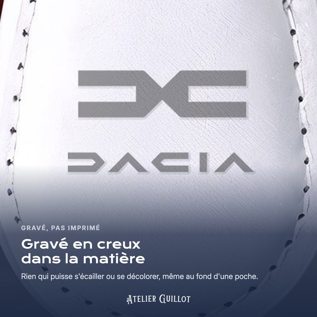 Logo Dacia gravé au laser dans le simili cuir