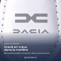 Logo Dacia gravé au laser dans le simili cuir