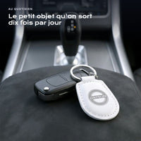 Porte-clés Datsun gravé, accroché à une clé