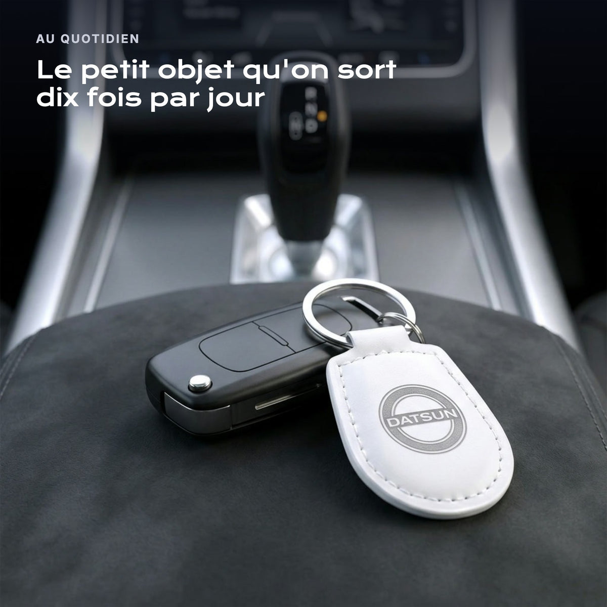 Porte-clés Datsun gravé, accroché à une clé