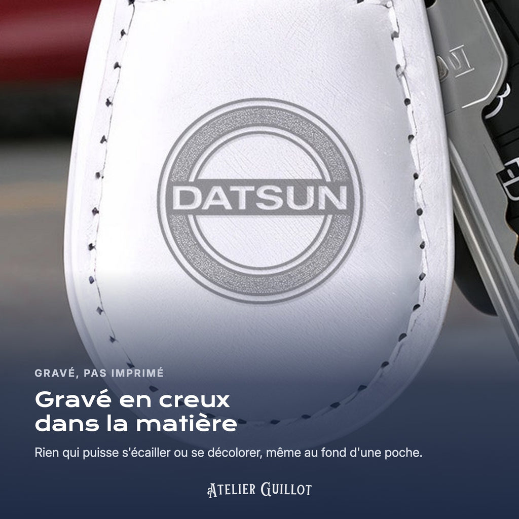 Logo Datsun gravé au laser dans le simili cuir