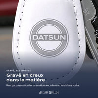 Logo Datsun gravé au laser dans le simili cuir