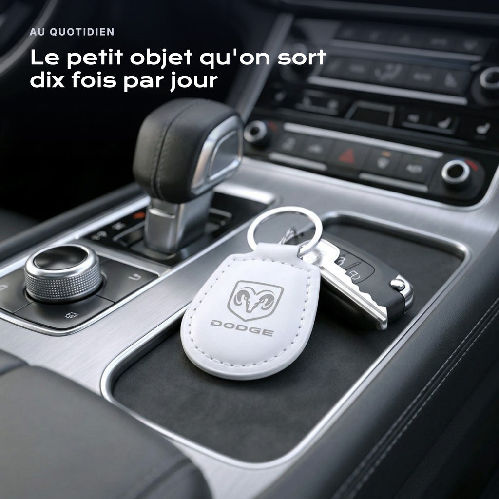 Porte-clés Dodge gravé, accroché à une clé