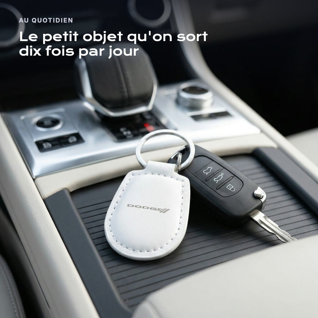 Porte-clés Dodge gravé, accroché à une clé