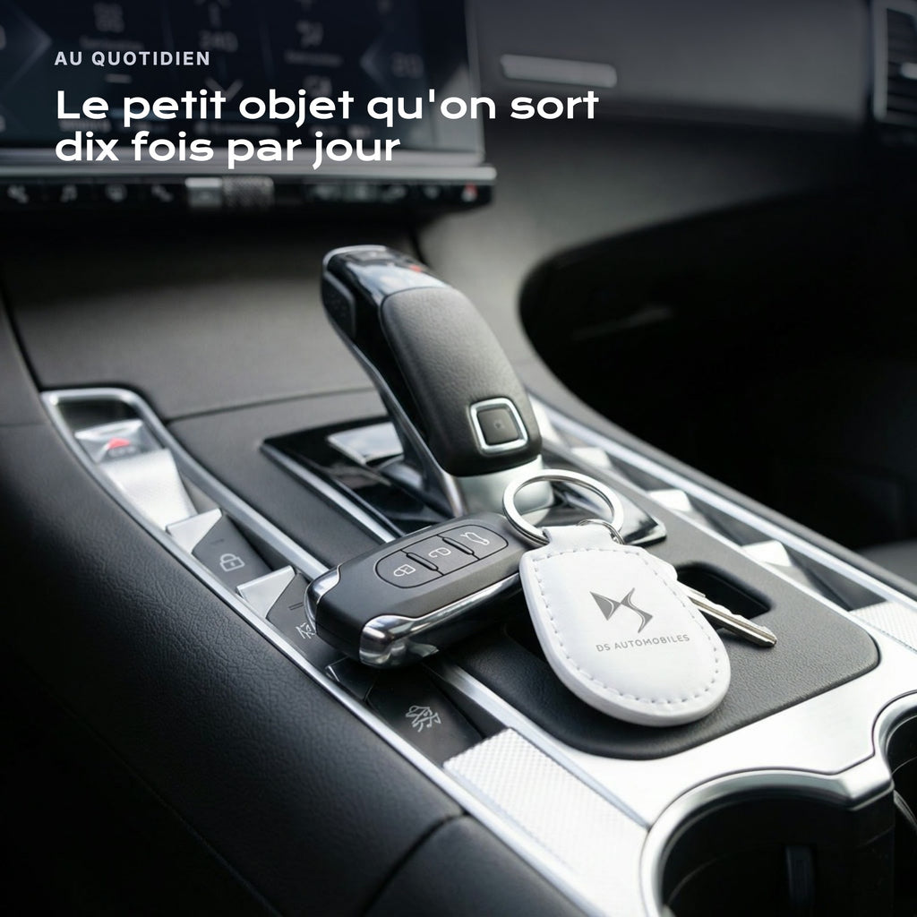 Porte-clés DS Automobiles gravé, accroché à une clé