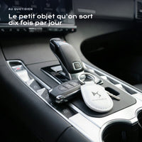 Porte-clés DS Automobiles gravé, accroché à une clé