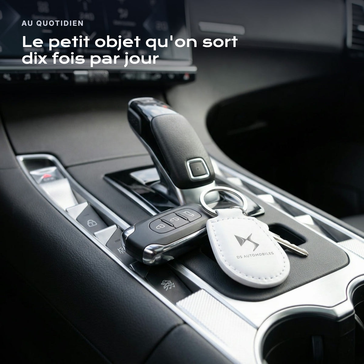 Porte-clés DS Automobiles gravé, accroché à une clé