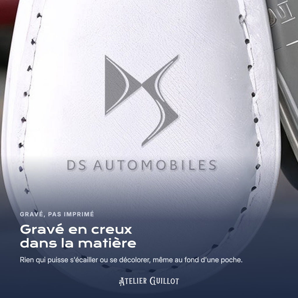 Logo DS Automobiles gravé au laser dans le simili cuir
