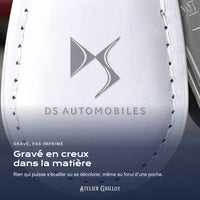 Logo DS Automobiles gravé au laser dans le simili cuir