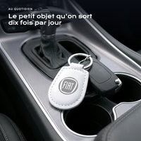 Porte-clés Fiat gravé, accroché à une clé