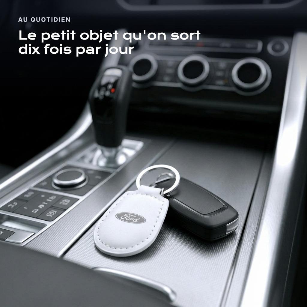 Porte-clés Ford gravé, accroché à une clé