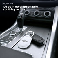 Porte-clés Ford gravé, accroché à une clé