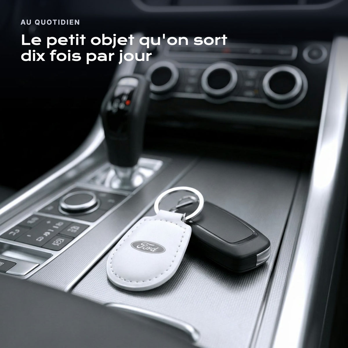Porte-clés Ford gravé, accroché à une clé