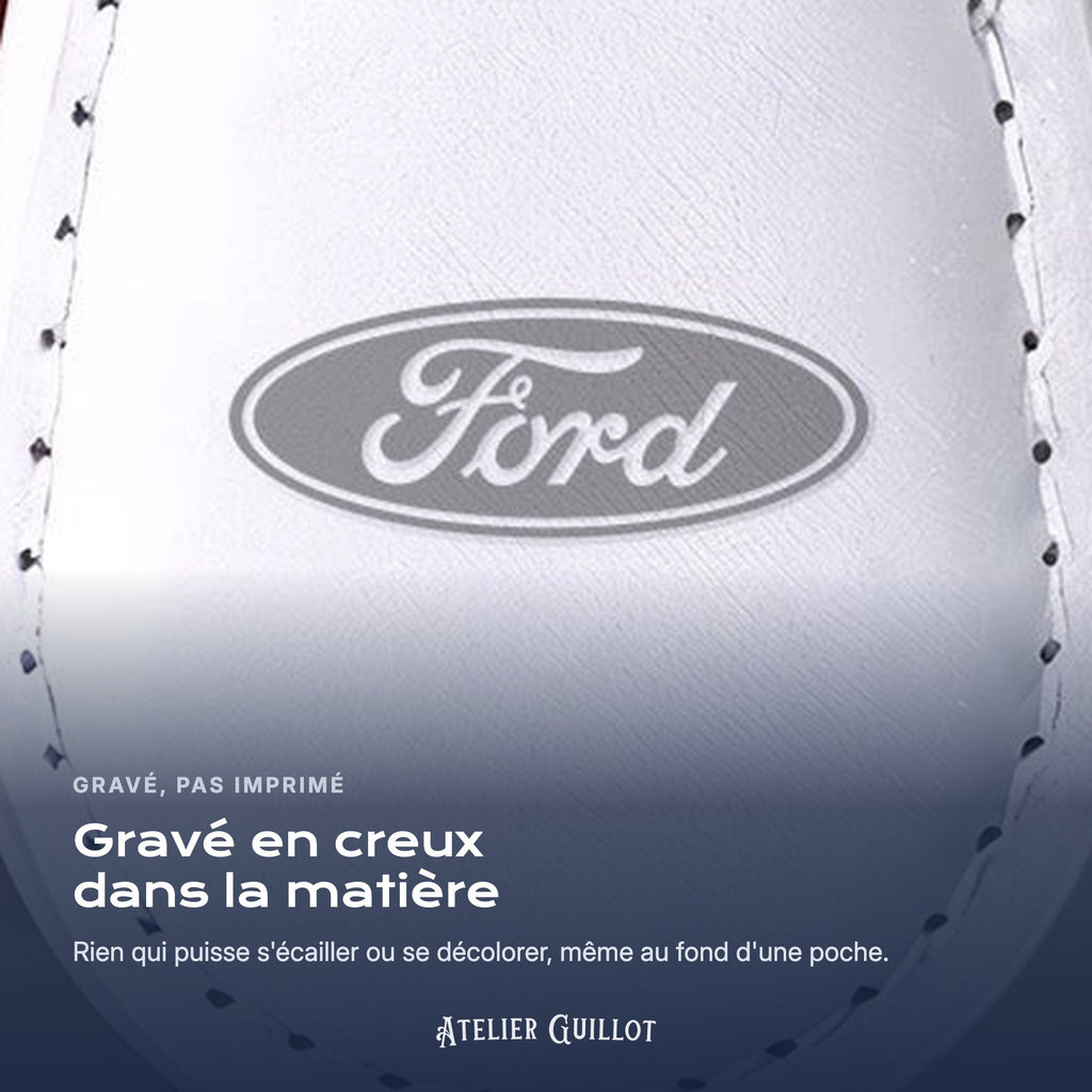 Logo Ford gravé au laser dans le simili cuir