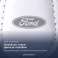 Logo Ford gravé au laser dans le simili cuir