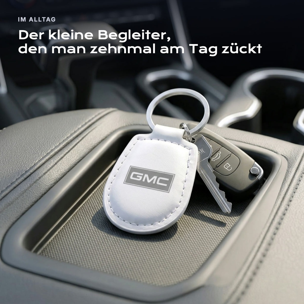 Gravierter Schlüsselanhänger GMC an einem Schlüssel