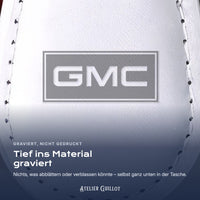 Logo GMC, per Laser in Kunstleder graviert