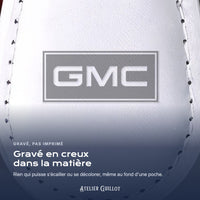 Logo GMC gravé au laser dans le simili cuir