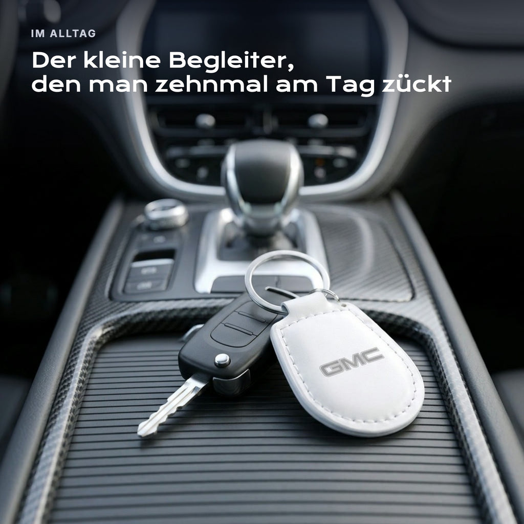 Gravierter Schlüsselanhänger GMC an einem Schlüssel