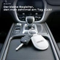 Gravierter Schlüsselanhänger GMC an einem Schlüssel